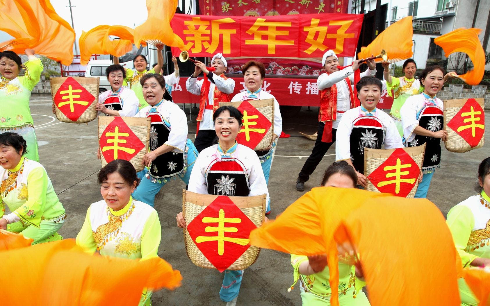 文化大蓬車開進山村迎新年