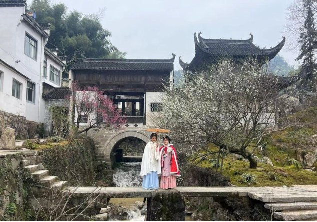 呈坎鎮：靈山春景醉游人