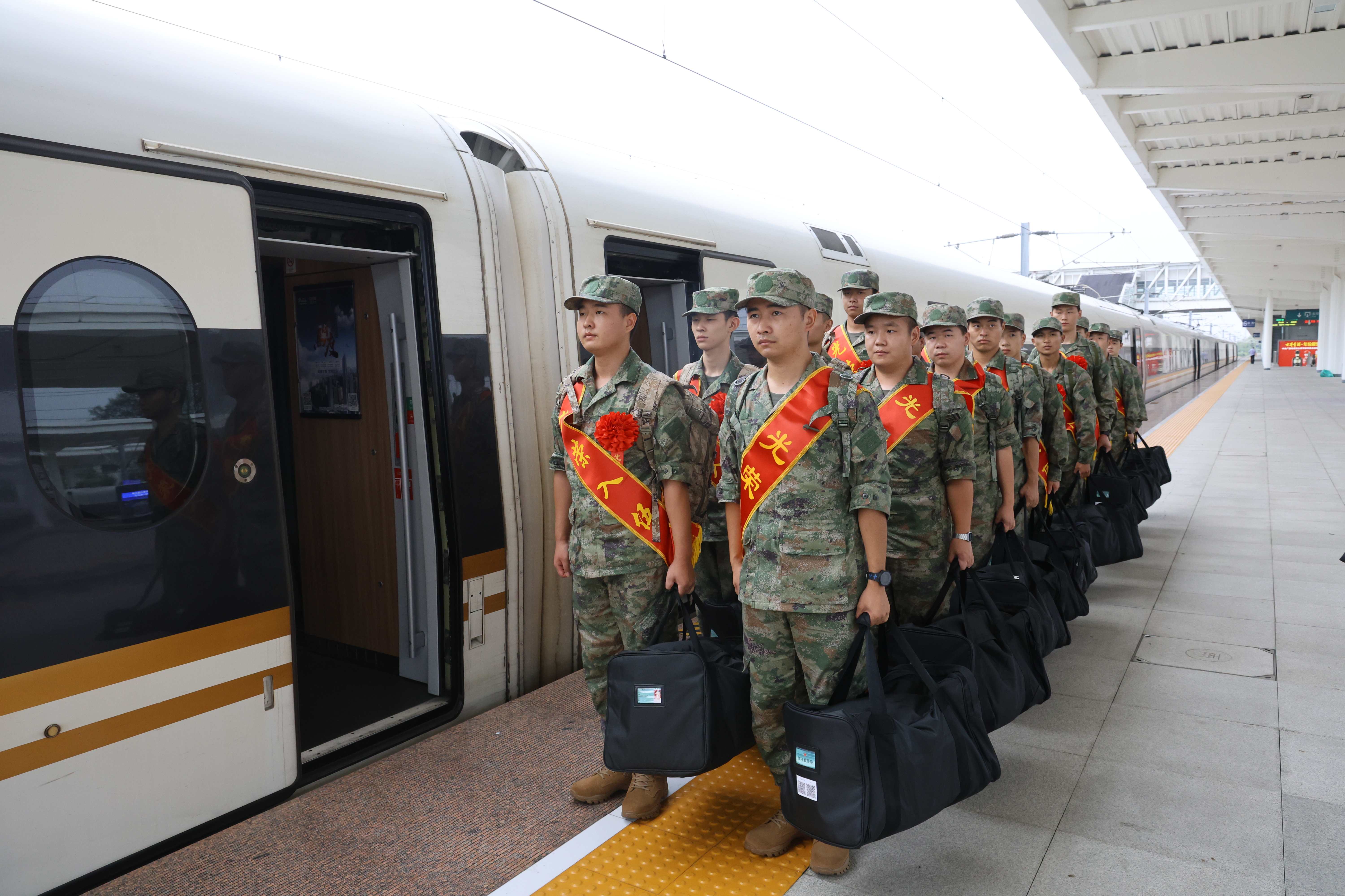 新兵啟程 奔赴軍營(yíng)
