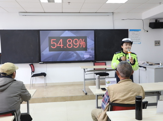 警暖平安銀齡 護(hù)航交通安全  黃山公安交警送交通安全進(jìn)市老年大學(xué)主題活動受歡迎