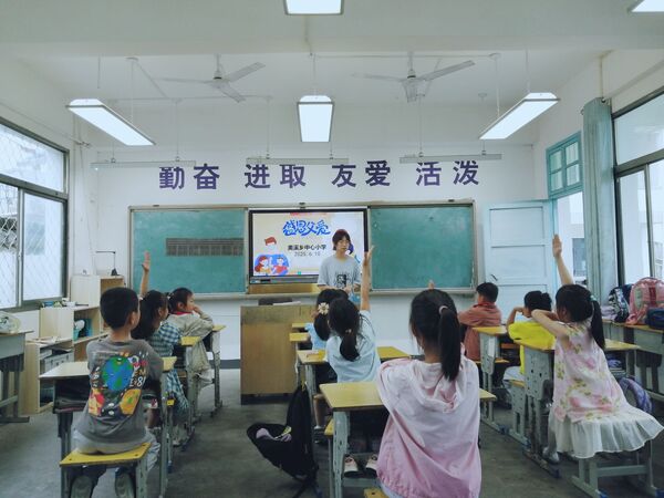 黟縣美溪鄉中心小學開展“感恩父愛”主題班會