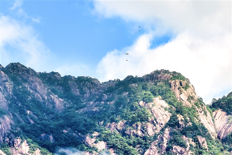無(wú)人機(jī)當(dāng)起黃山“挑山工”